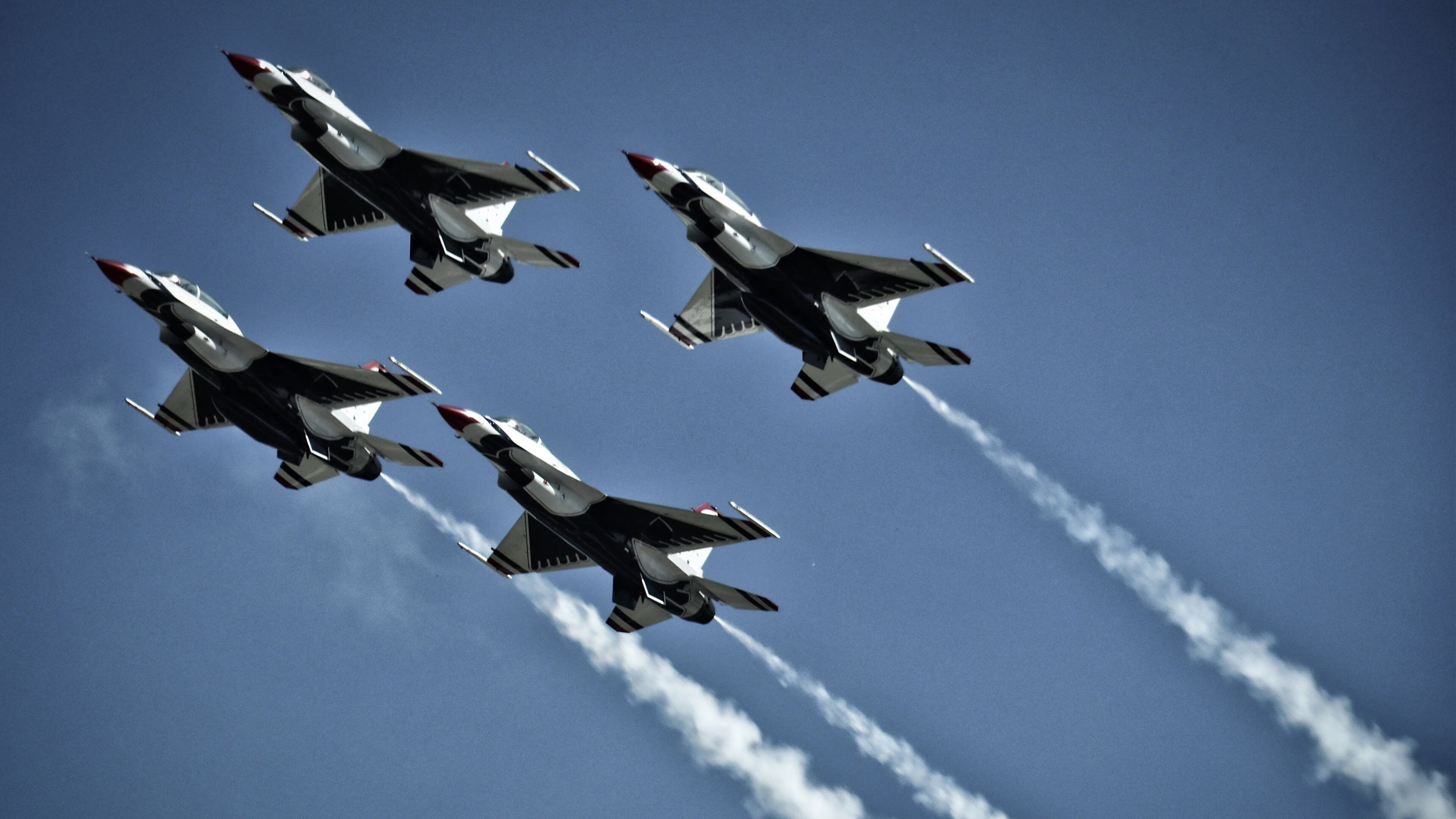 后防线传球稳定性是否优于高压出球策略，足球后防线是什么意思